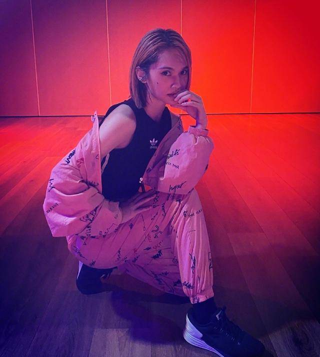 黑色|王心凌和杨丞琳同台，都穿黑白配没有年龄差距，减龄漂亮