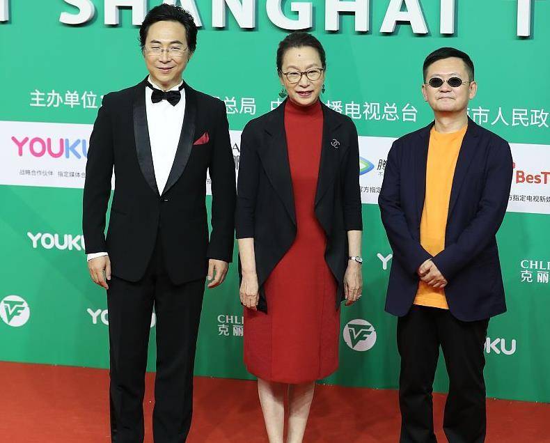 奚美娟|奚美娟老了柔和又时髦，把红色棉袄也穿得喜庆不俗，66岁气质惊艳