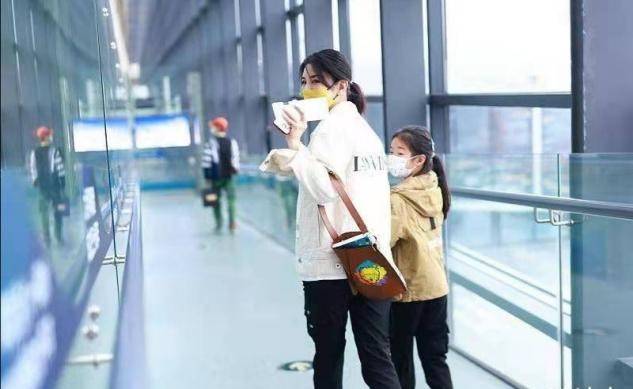黄奕和|黄奕携女走机场，她打扮精致容光焕发，8岁女儿穿着随意显成熟
