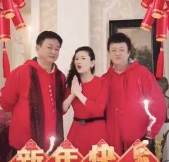 卫衣|朱军老婆晒拜年视频，她卷发红唇时髦靓丽，56岁朱军黑发仍精神