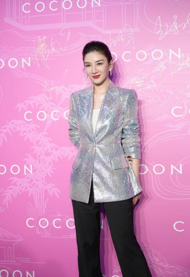 黄奕和|黄奕携女走机场，她打扮精致容光焕发，8岁女儿穿着随意显成熟