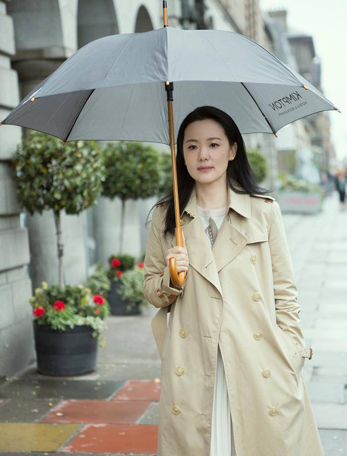 整体|奔五女人穿风衣，建议搭配4双“气质鞋”，更时髦，看咏梅就知道
