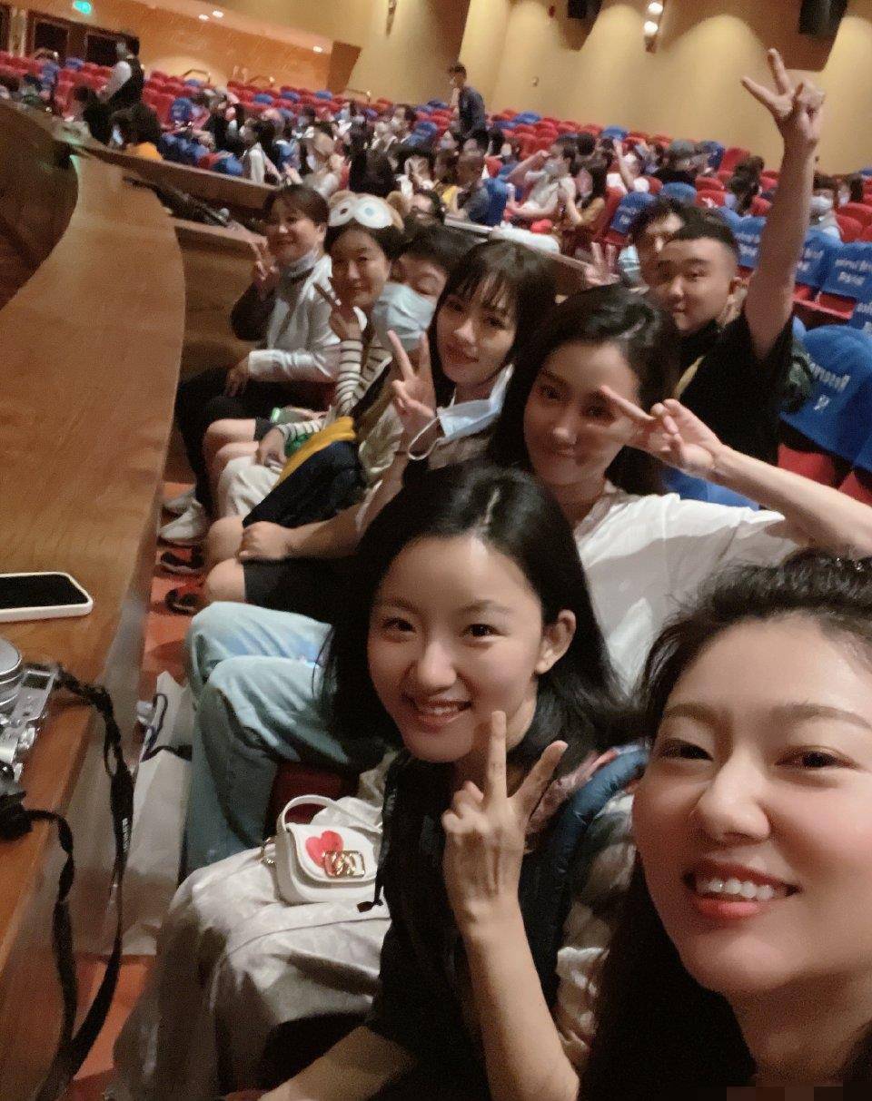 好朋友|贾玲和张小斐的神仙友谊，不只是逛逛影视城那么简单