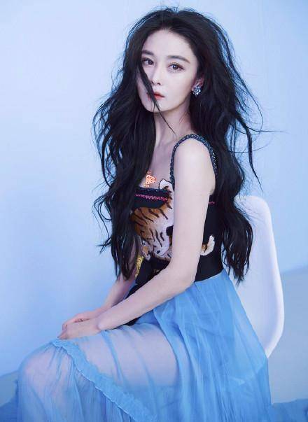 颜色|张馨予旧照造型好“客气”,大方展示好身材,真是太抢镜了