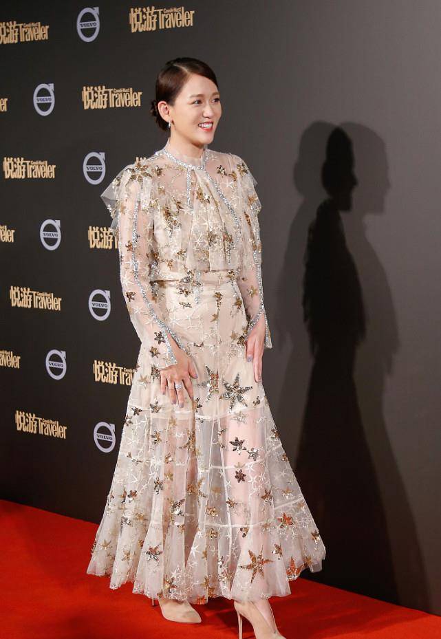 陈乔恩|陈乔恩太懂少女风了,穿礼服都这么可爱,笑起来还有点呆呆的