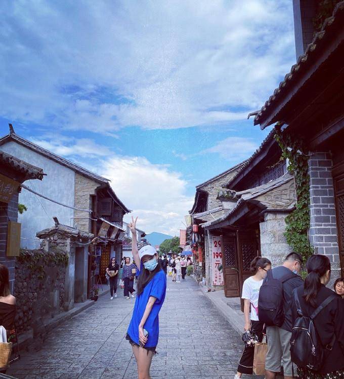 张小斐|张小斐屡次凭毛衣上热搜？看了她私服才知道，原来是隐藏的时髦精