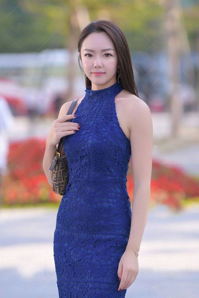 颜色|想要穿搭清凉又显气质，蕾丝绣花连衣裙少不了