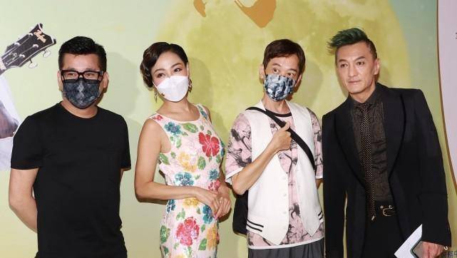 凹凸|56岁杨玉梅风韵犹存，穿紧身花裙身材凹凸有致，复古波浪发好妩媚