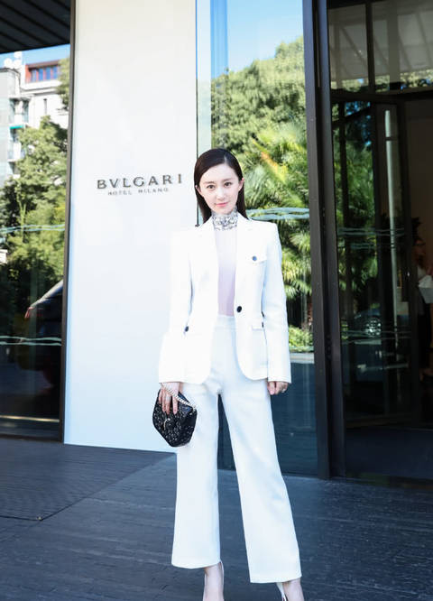 喇叭裤|舒畅疯狂了!这样窄的小白裤也能塞进去,网友:可惜腿缝太宽了