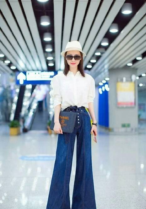 喇叭裤|舒畅疯狂了!这样窄的小白裤也能塞进去,网友:可惜腿缝太宽了