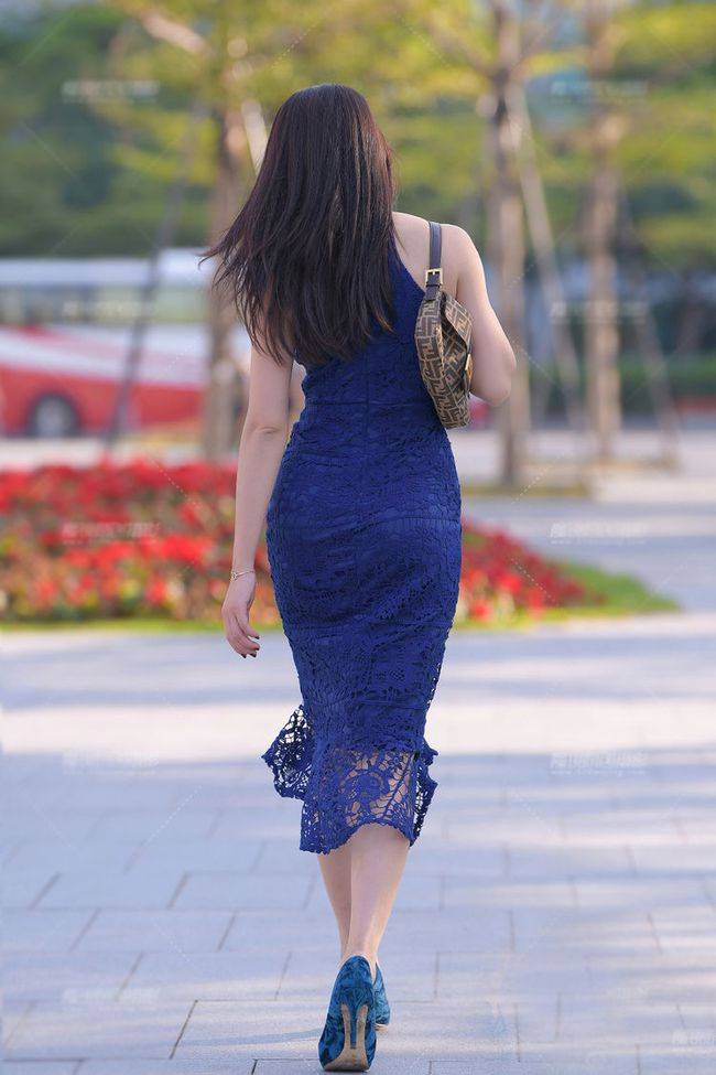 颜色|想要穿搭清凉又显气质，蕾丝绣花连衣裙少不了