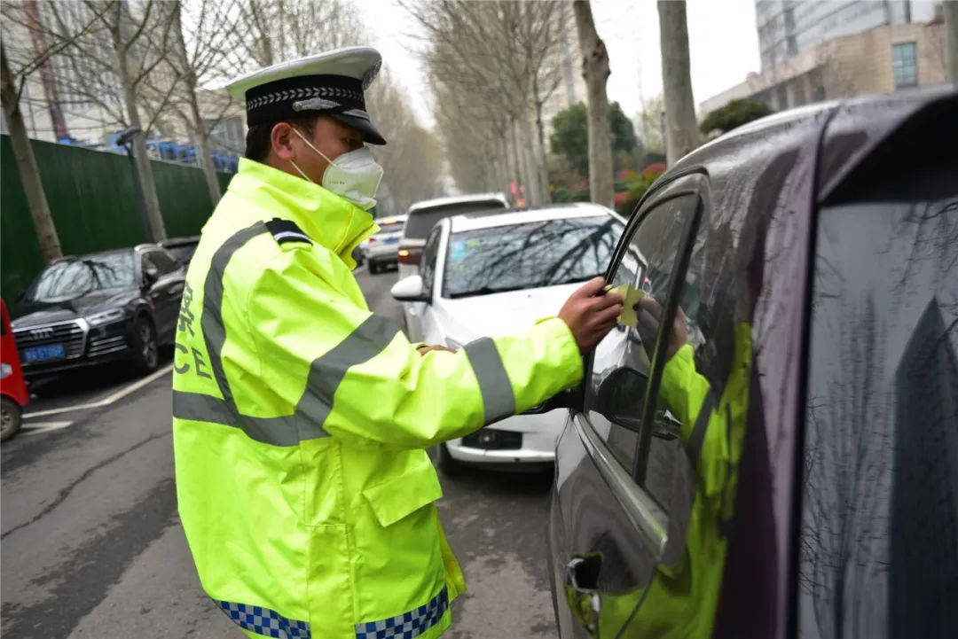 轿车贴反光条交警查图片