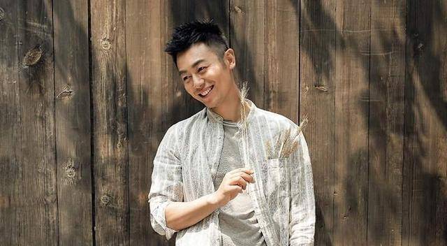 演技|朱亚文早年的有趣经历：面试被拒，出门撞了个人反而得到试镜机会