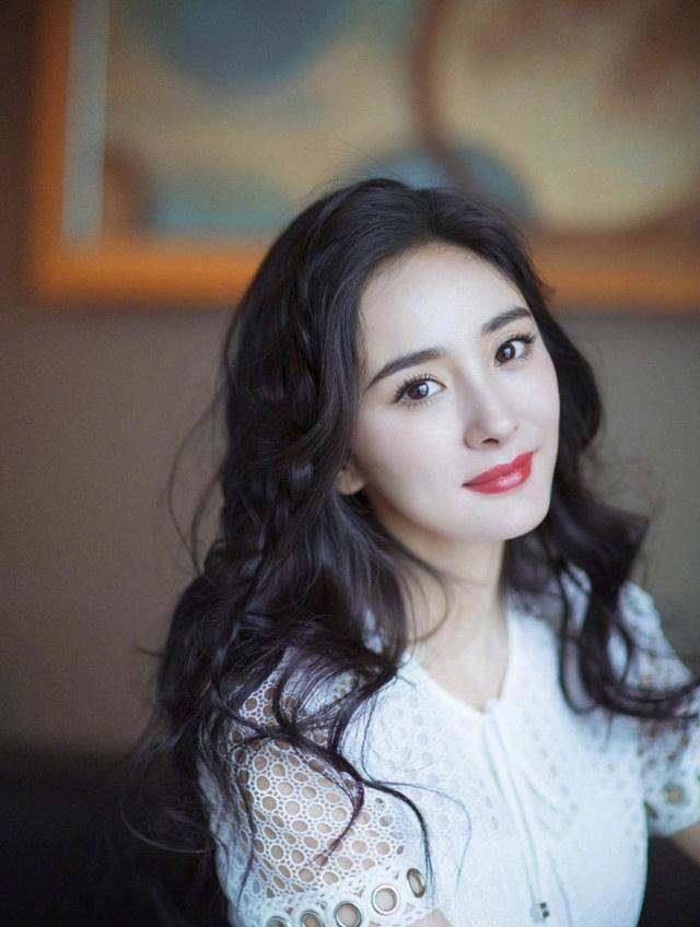 好身材|22岁关晓彤与33岁杨幂,撞衫牛仔外套,差11岁却像个姐妹