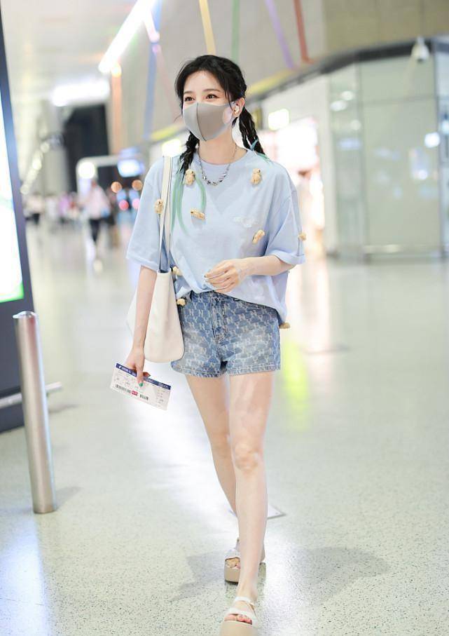 显得|陈小纭真担得起“腿精”的名字，瑜伽裤秀美腿，配卫衣好甜美