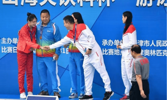 皮张雨霏颁奖与恩师崔登荣交换吉祥物坦白一样的就想看他反应