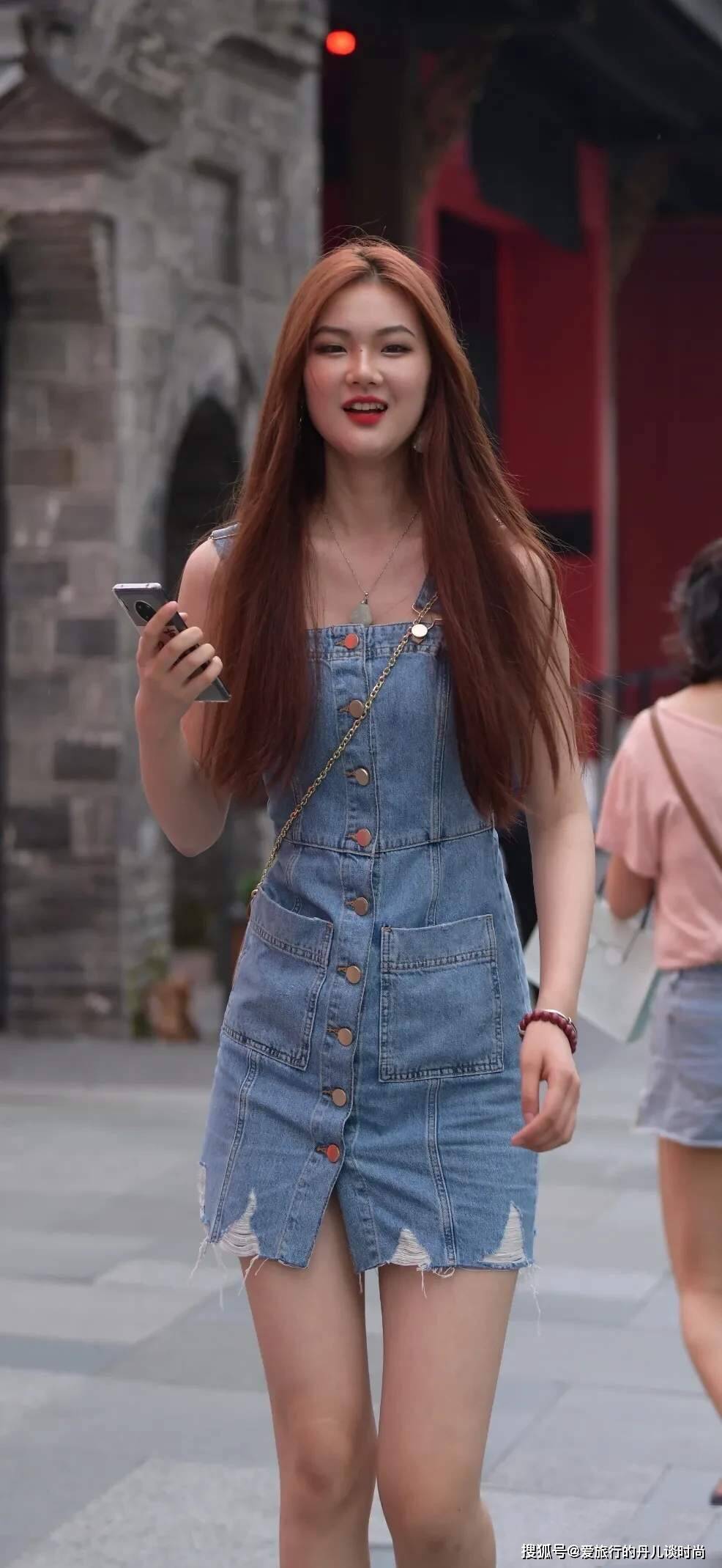 好身材|小姐姐真的太会穿了！牛仔吊带裙上身好身材一览无余，气质绝了