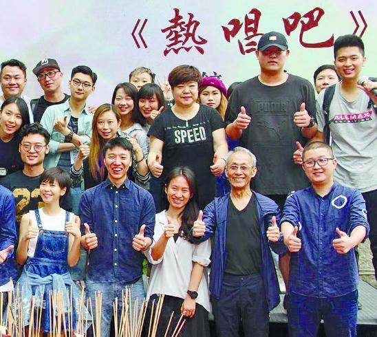 刘玉芳|赞颂成人爱情的《热唱吧》：没有了爱情，却可以依旧牵挂对方