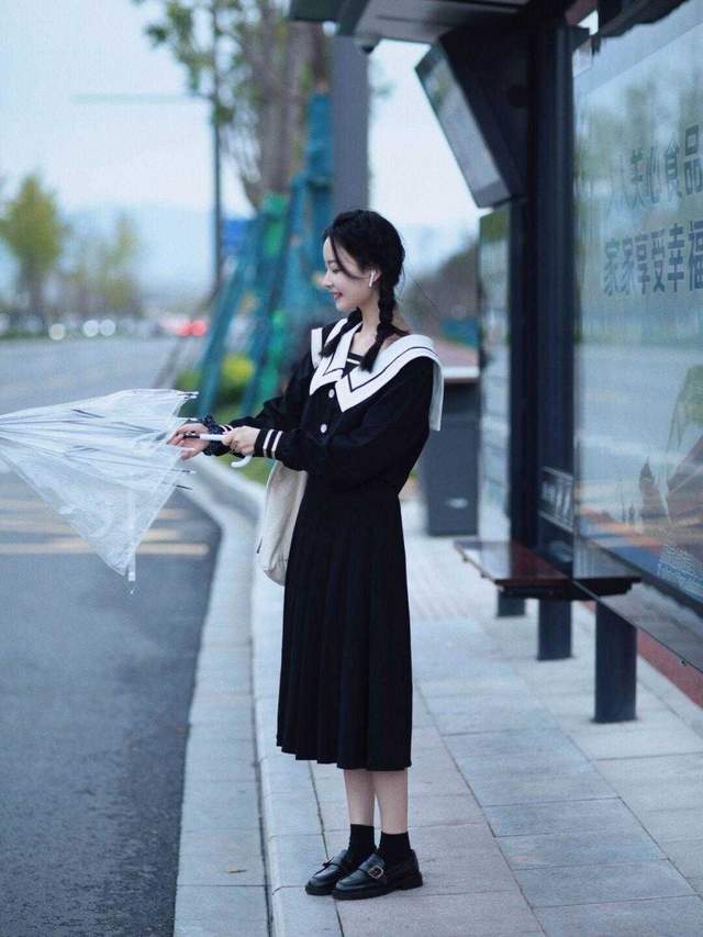 黑色|秋季怎么穿舒适又洋气？白色卫衣搭配牛仔裤简约大气，减龄时髦
