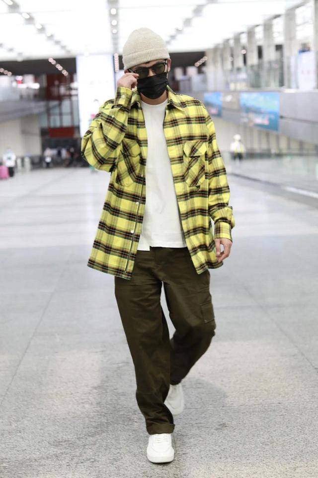 张丹露|王嘉尔陈飞宇只顾扮酷，赵文卓张丹露低调秀幸福，男星穿搭看点足！
