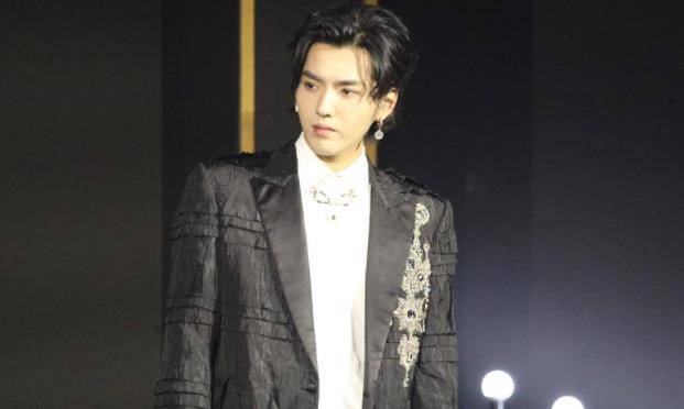 吴签|事出反常必有妖，有哪些人设坍塌的明星，怎么作妖的呢