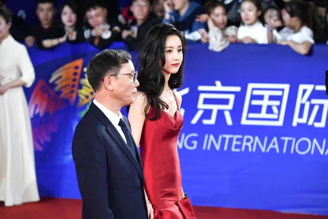 设计|北影红毯看点多,佟丽娅如仙女下凡,董璇深U性感,还有新人爆红