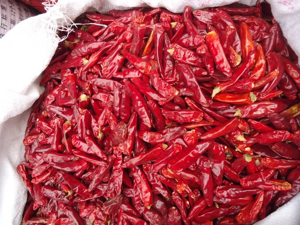 3个湖南人去江西玩,点了4个特辣菜,老板劝不住,尝完后傻眼了_辣椒