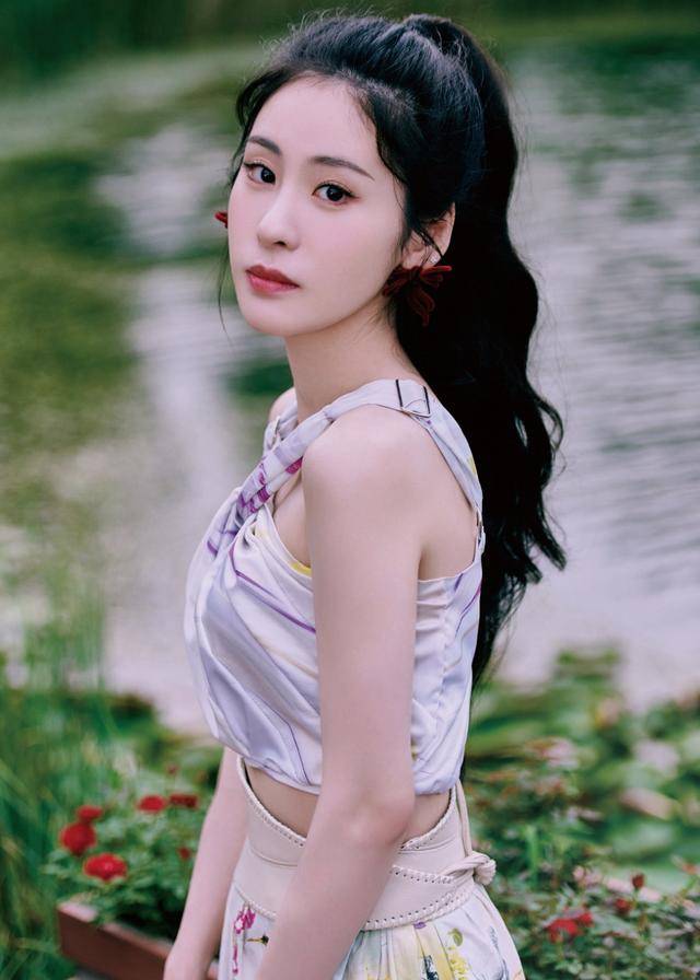 苗条身材|张碧晨：吊带+印花长裙，展现苗条身材，身型飒爽有型清新又自然