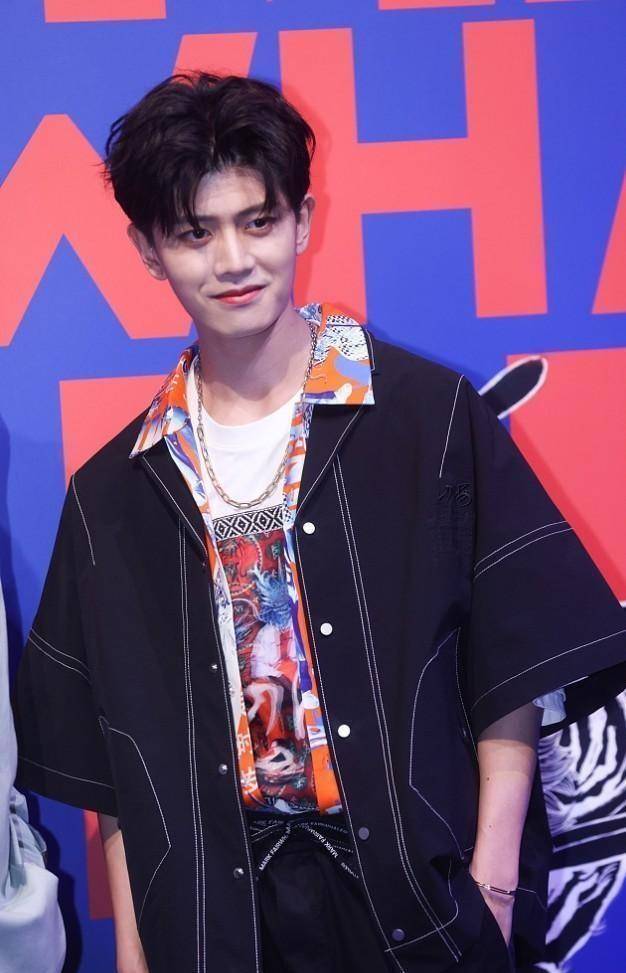 全体|任嘉伦：30+减龄装穿上以后，少年感满满，叠穿T恤休闲穿搭也帅气！
