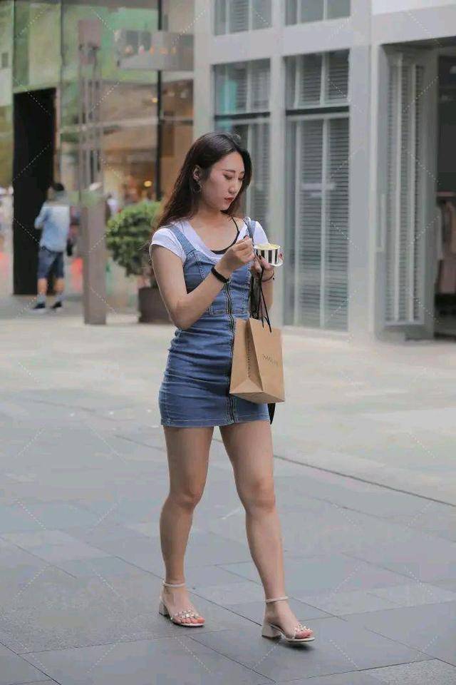 小白|白T恤搭配背带牛仔裤，时尚好看又减龄，还有青春可爱的活力