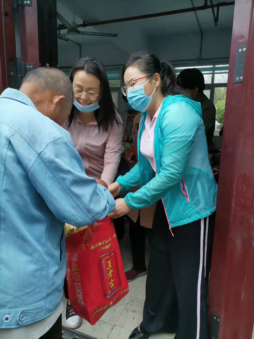 遂平县玉山镇:中秋送温暖,情系敬老院