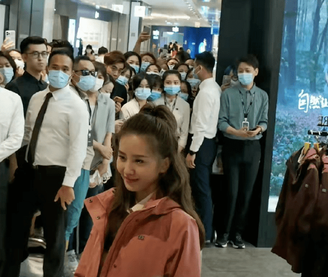 坐姿 刘诗诗人淡如菊是假象？穿运动装大爷坐姿放飞自我，好心情藏不住