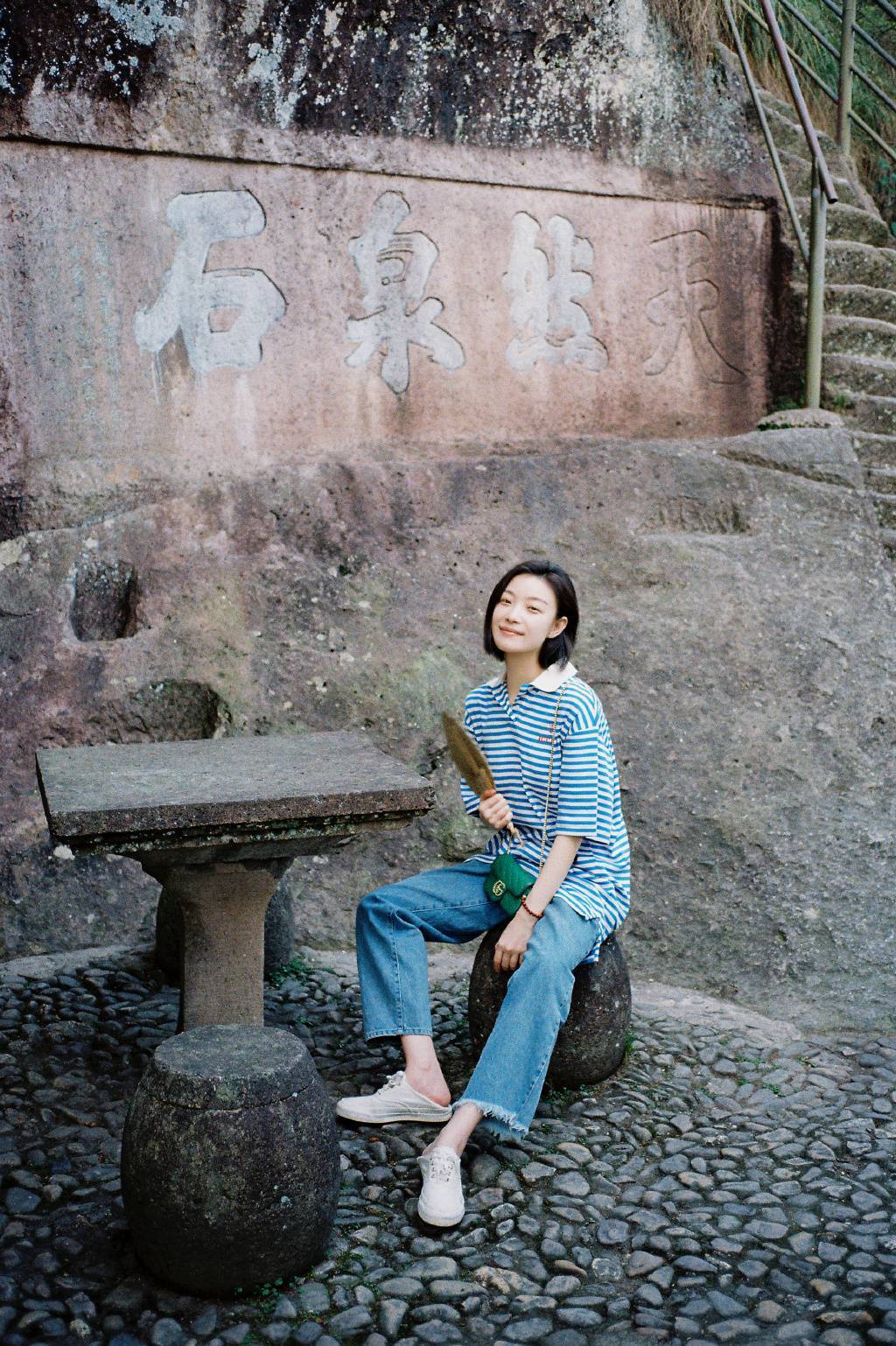 教科书 倪妮素颜游客照好清纯，气质太好了，“教科书式”穿搭不能错过