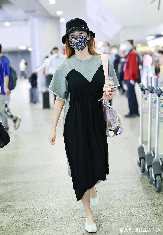 设计 “微胖女神”张雨绮太真实，穿宽松T恤裙亮相机场，素颜够接地气