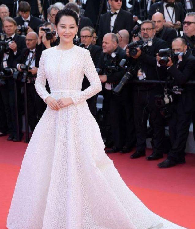 身材|“女神”老了!52岁许晴选择露肩长裙,身材线条难掩面部“痕迹”