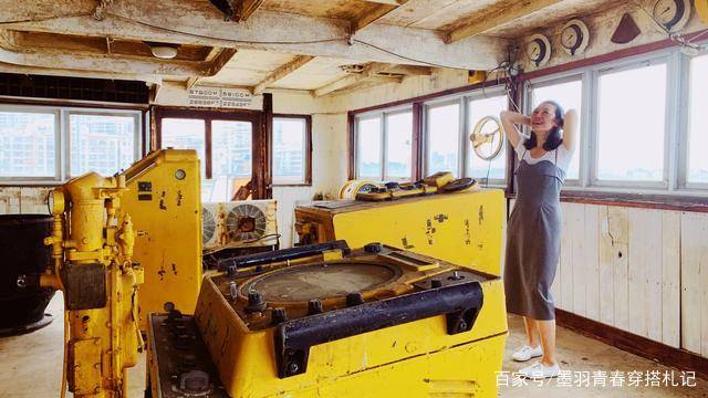 黑色 “德华姑姑”罕见扮嫩,吊带裙配白T恤时髦大方,46岁素颜真减龄