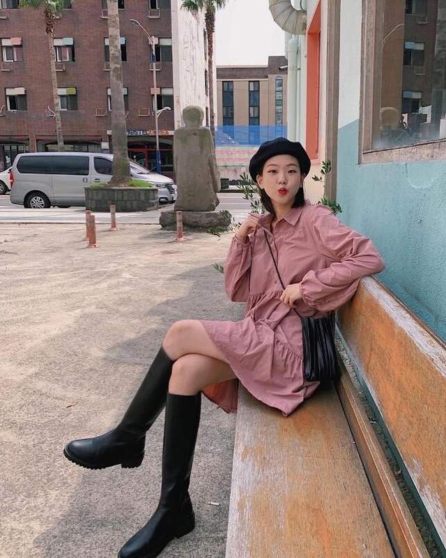 时尚走活力少女路线的ins博主 穿搭格外偏爱浅色和亮色系