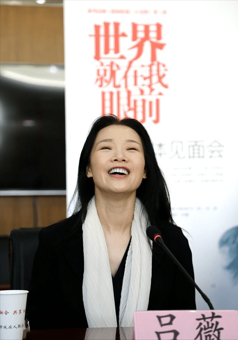 整体 吕薇的颜值真抗打，面容清秀也抢眼，这气质太适合穿素色，挺撩人