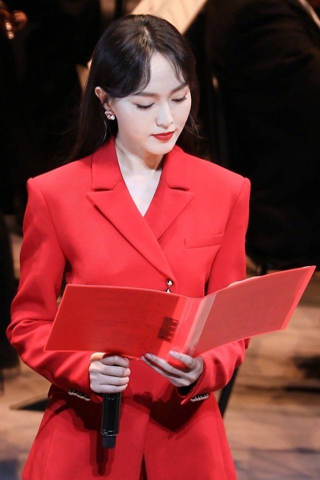 亮点 唐嫣1岁女儿正脸终于曝光！穿纱裙放学回家，完美继承妈妈的颜值
