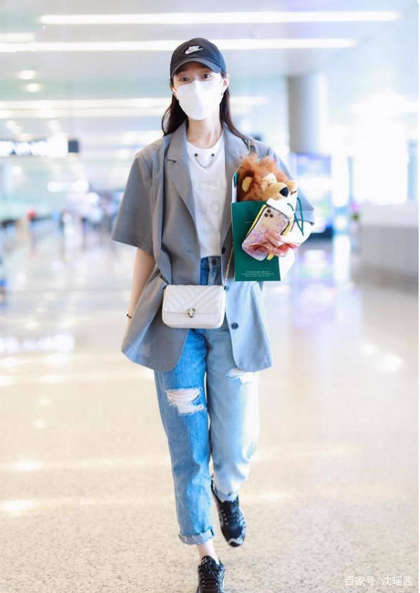 黑色 宋轶素颜现身机场，颜值高就是自信，穿短袖西装配T恤很吸睛