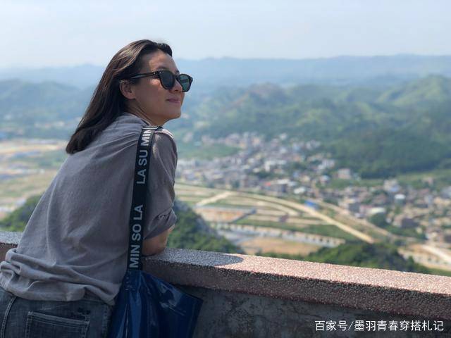 黑色 “德华姑姑”罕见扮嫩,吊带裙配白T恤时髦大方,46岁素颜真减龄