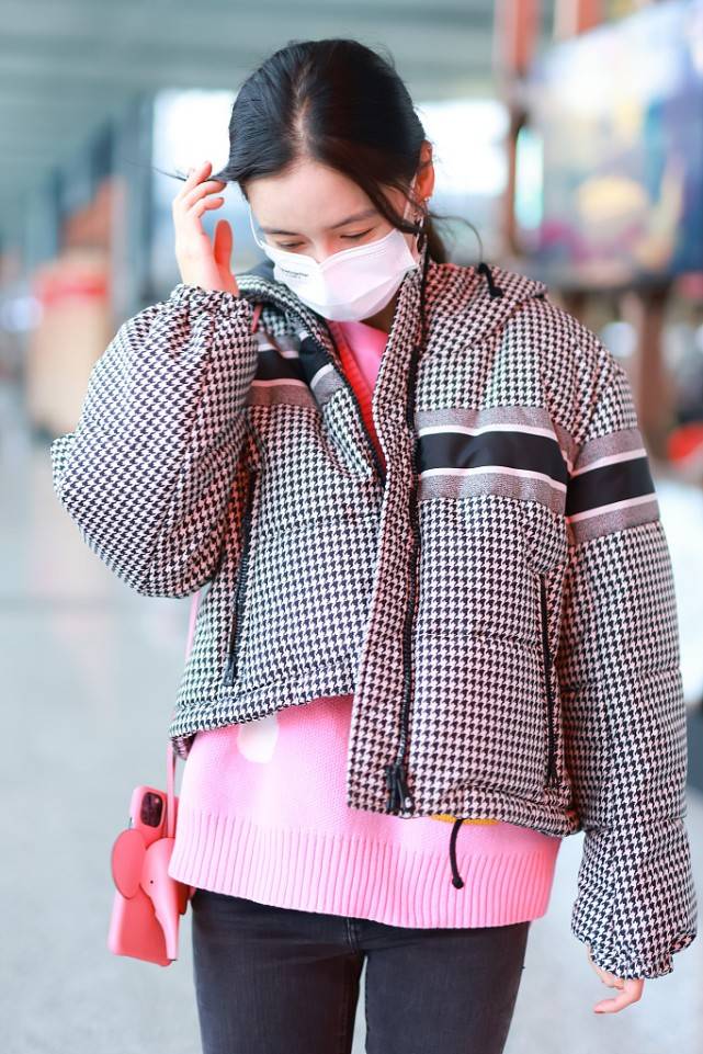 整体 Baby的衣品有点下降，穿的虽然接地气，但是却带着一种清新感