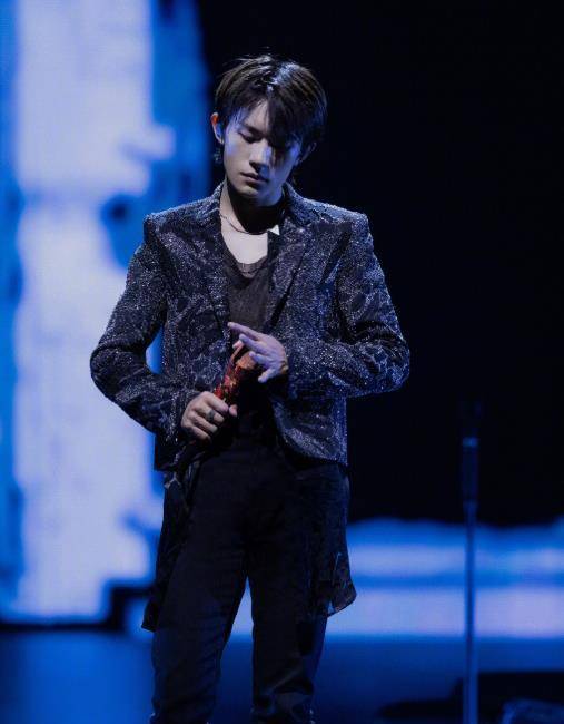 亚洲|《亚洲超星团》真能吹，拟邀易烊千玺Lisa为导师，网友：口气太大