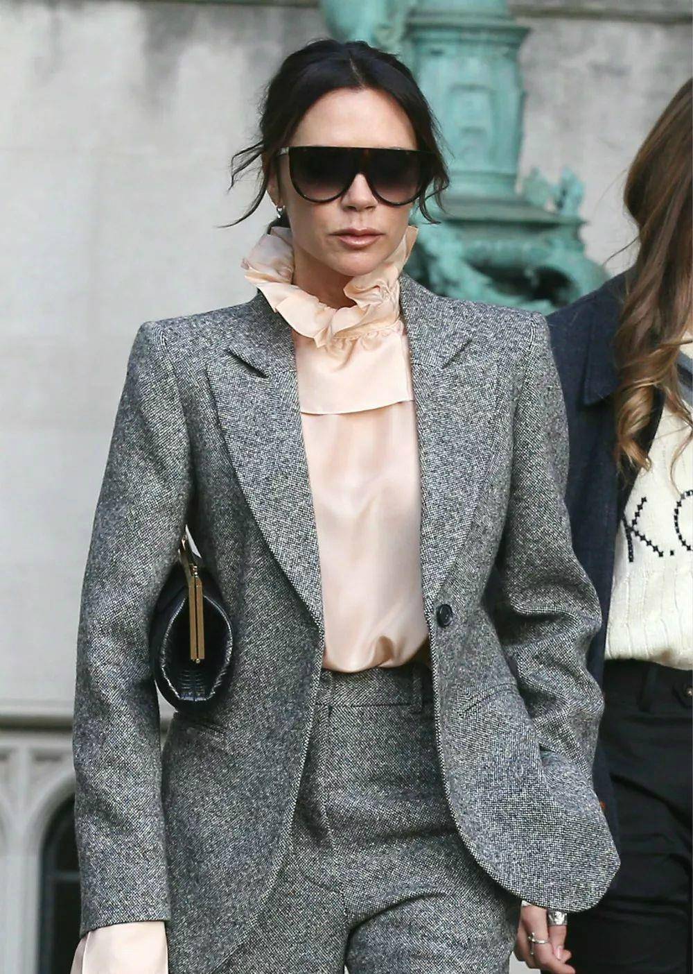 下半身 50岁黎姿气质依旧，穿皮裙成熟大气，“上明下暗”法素雅又减龄