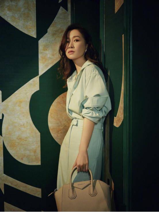 细节 佘诗曼素颜好显嫩,穿粉色连体裤扎丸子头,一点看不出是奔五的人