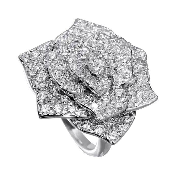 指环的灵感起源于依芙61伯爵玫瑰,其花瓣密镶美钻,中央镶嵌单颗美钻