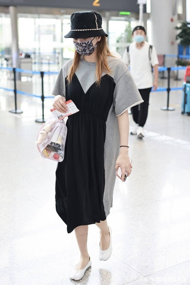 设计 “微胖女神”张雨绮太真实,穿宽松T恤裙亮相机场,素颜够接地气