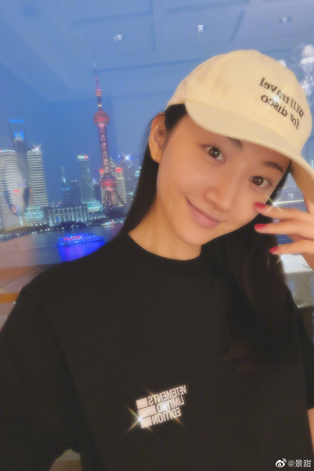 因为女明星拍照的两种状态，摆拍妆容精致还精修，自拍素颜且直男角度