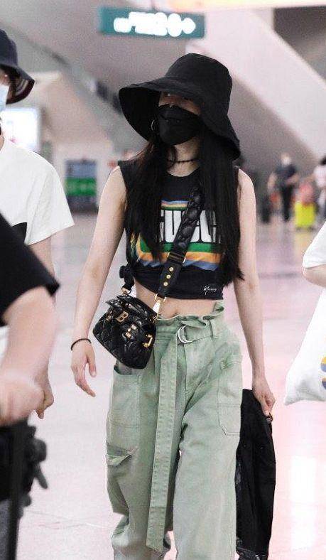 全靠 杨幂“少女”全靠营销,生图照被公开,就是34岁普通女人