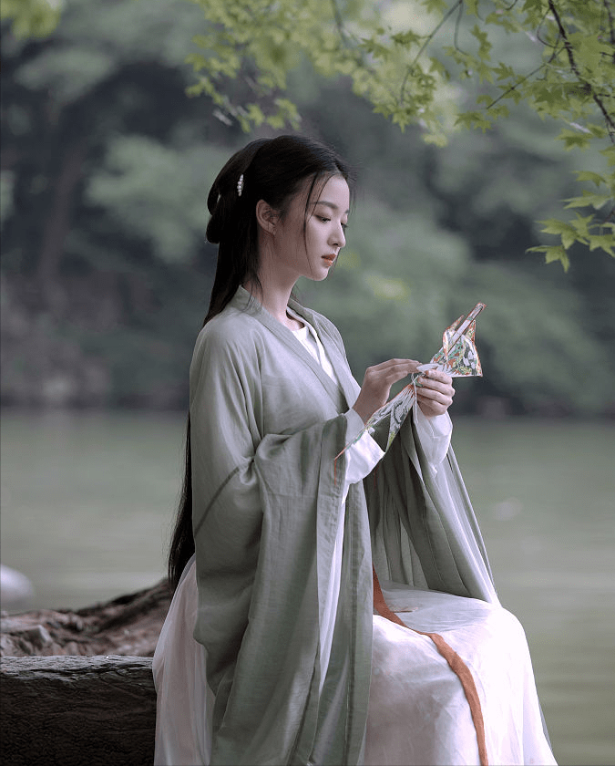 大小姐 中秋就是要穿汉服！同一个摄影师同样的汉服造型，女星们来比美啦